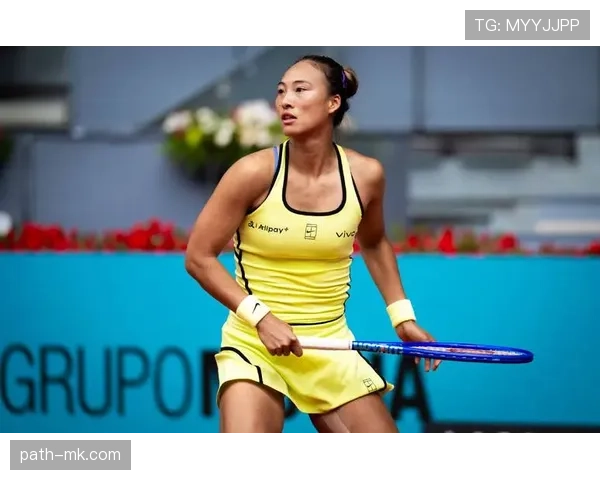 郑钦文赛场上吼得比观众还大声，场下喝个蛋白粉都像在拍奢侈品广告